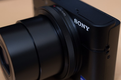 レンズ根元のコントロールリング。マニュアルフォーカス時には、ここでピントあわせを行います。