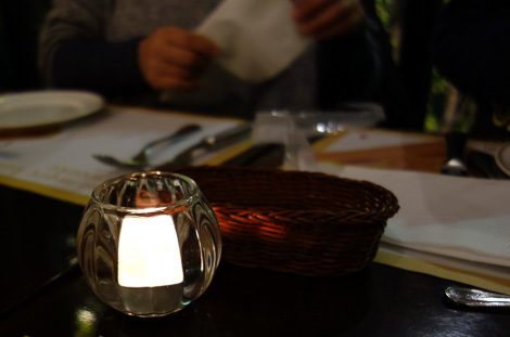 ボケや色の深みもそうなんですが、キャンドルのガラス容器と、右下端のスプーンの柄。このへんの解像感はHX30Vでは得られなかったなあ。