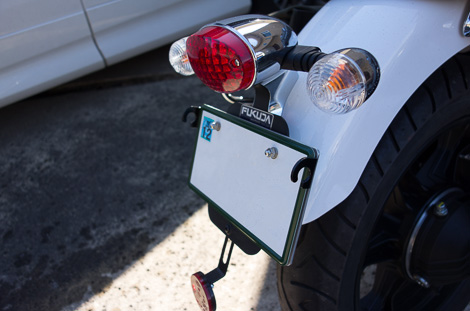 ナンバープレートの両サイドに荷掛けフックが出てきます。