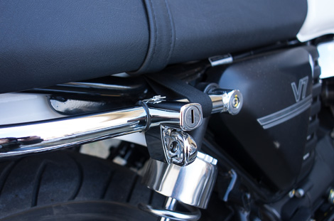 取り付けネジは解錠しないといじれない作りになってます。